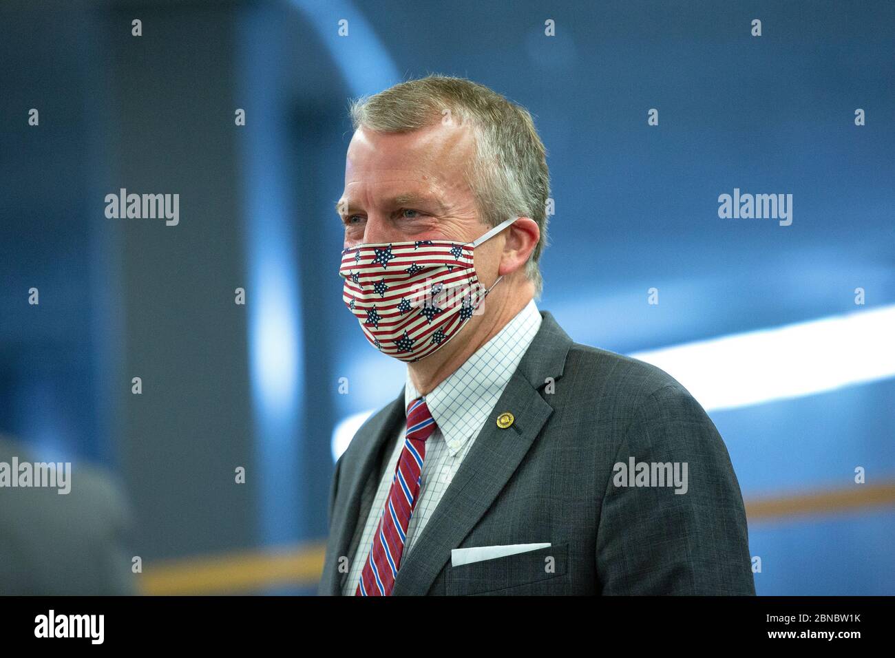 US-Senator Dan Sullivan (Republikaner von Alaska) wartet am Mittwoch, den 13. Mai 2020, auf die Subway des Senats im Kapitol der Vereinigten Staaten in Washington D.C., USA. Quelle: Stefani Reynolds / CNP / MediaPunch Stockfoto