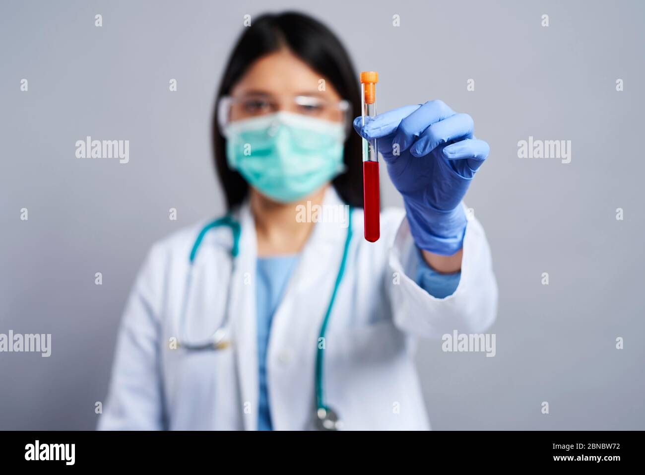 Ärztin, die einen Reagenzglas mit Blut hält Stockfoto