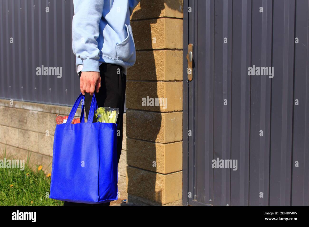 Junger Mann mit einer Tasche von Produkten in den Händen. Stockfoto