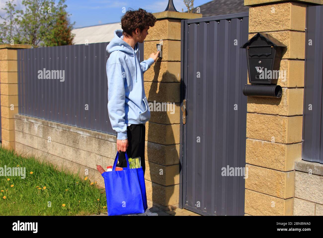 Junger Mann mit einer Tasche von Produkten in den Händen. Stockfoto