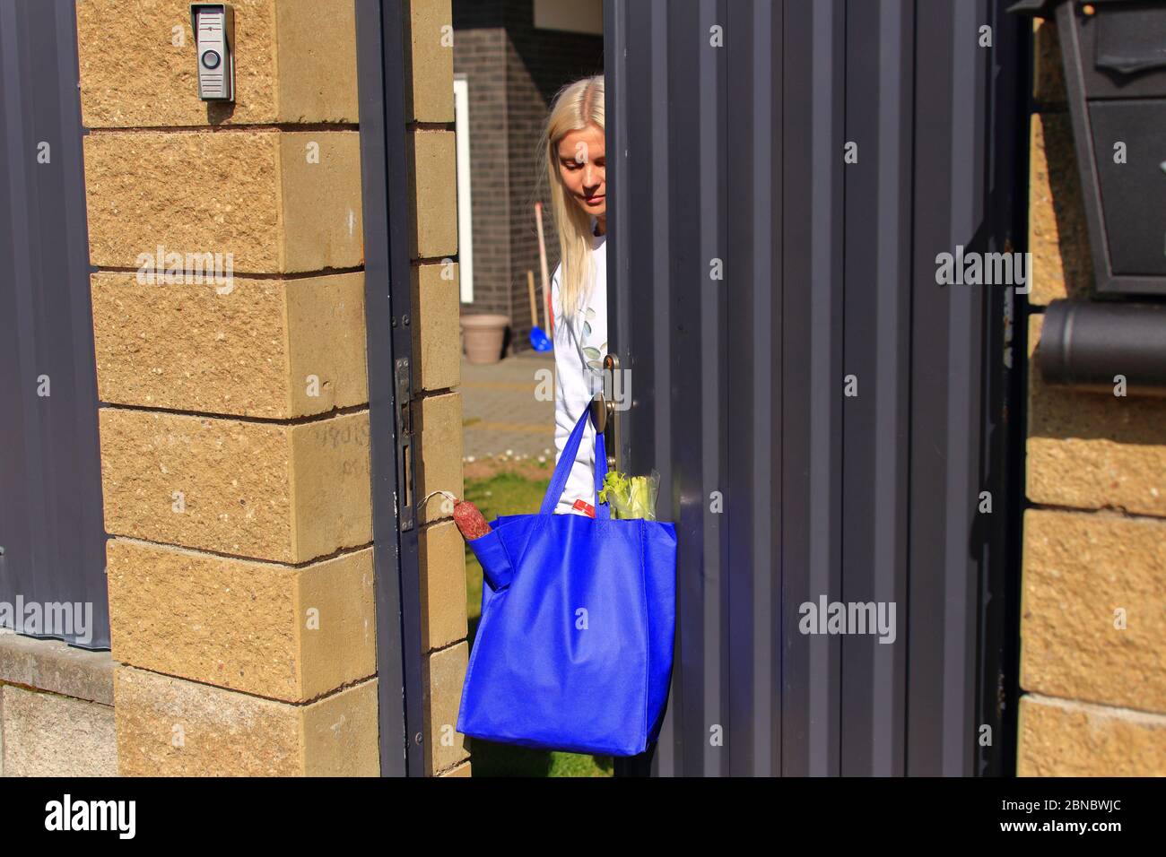 Junger Mann mit einer Tasche von Produkten in den Händen. Stockfoto