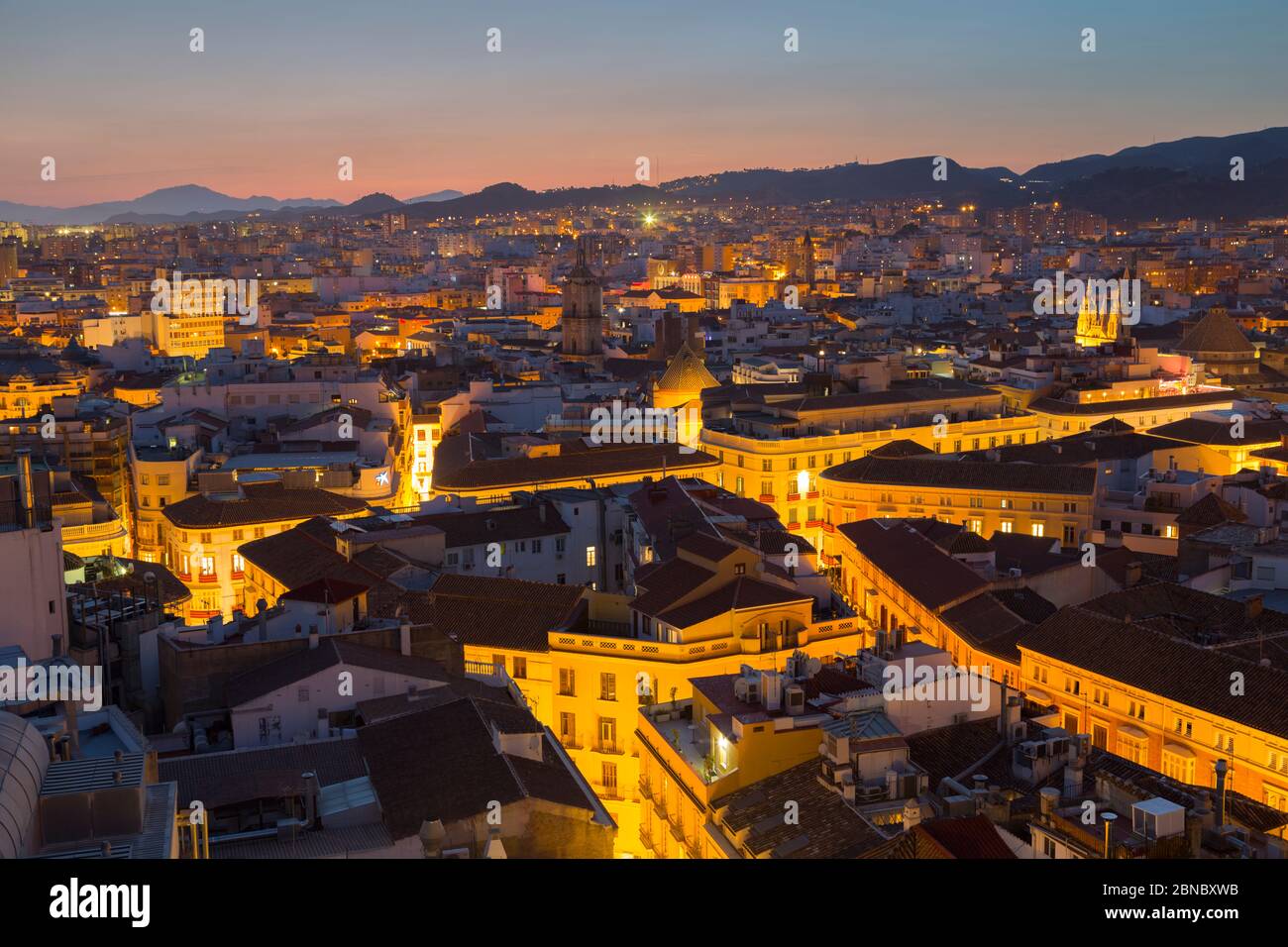 Erhöhte Sicht vom Hoteldach der Altstadt von Malaga in der Abenddämmerung, Malaga, Costa Del Sol, Andalusien, Spanien, Europa Stockfoto