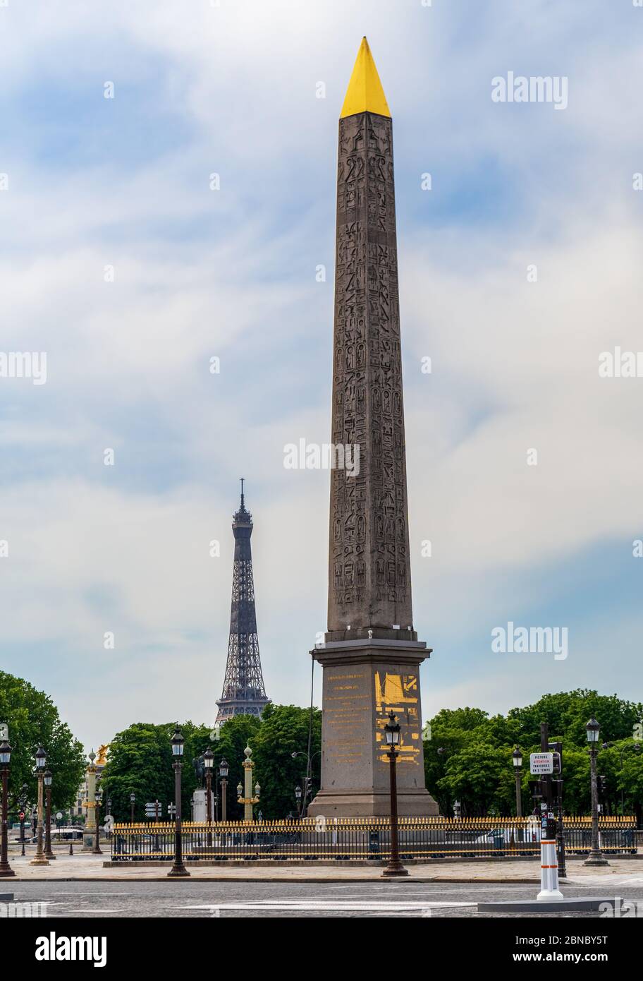 Obelisk und Eiffelturm vom Place de la Concorde - Paris, Frankreich. Stockfoto