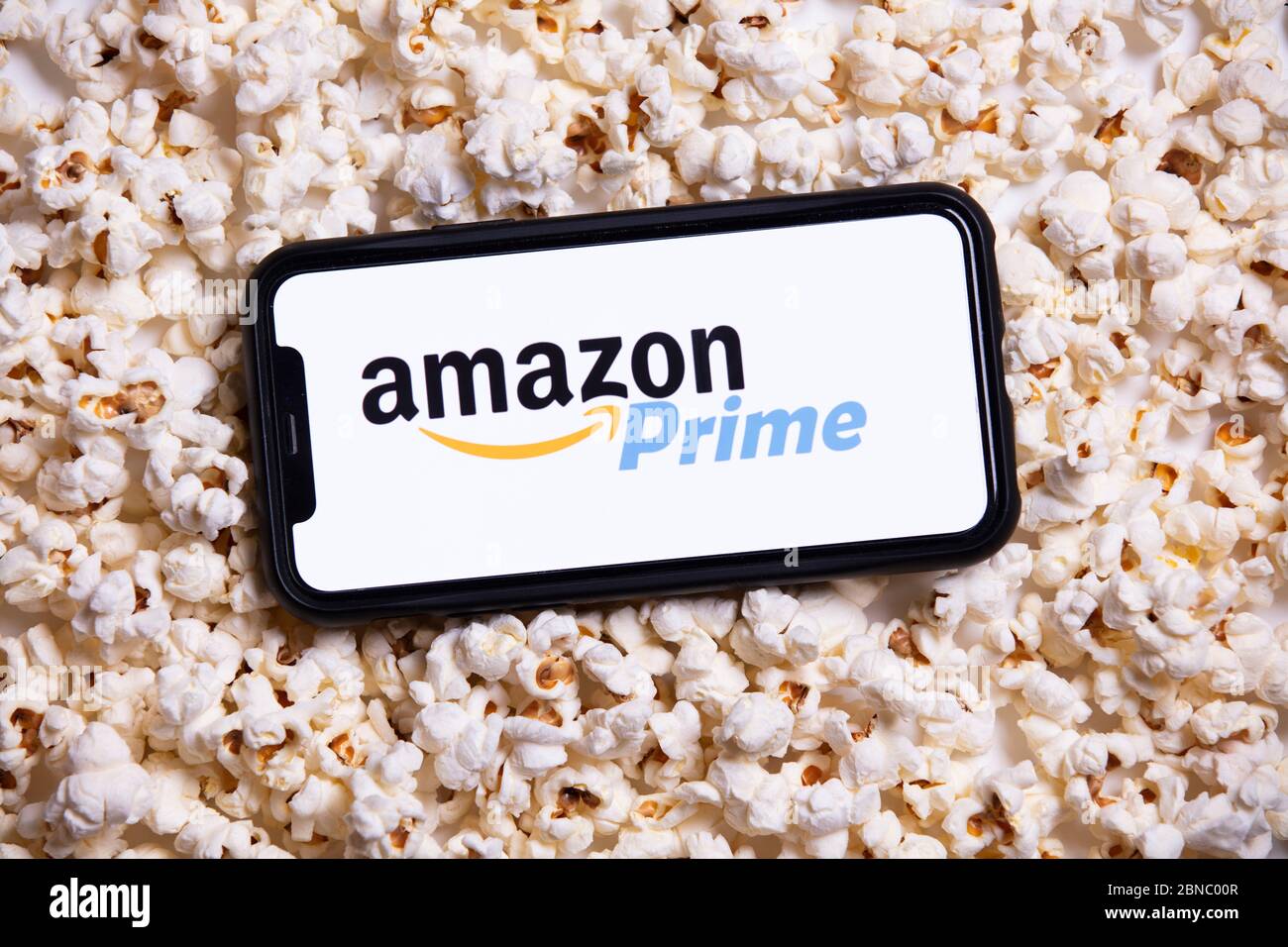 LONDON, Großbritannien - MAI 14 2020: Amazon Prime Logo auf einem Smartphone mit Popcorn Stockfoto