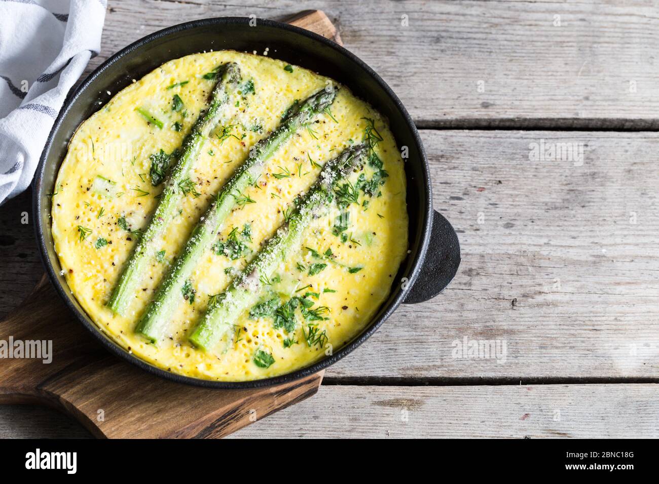 Spargel mit Rührei. Omelette mit Spargel in einer Pfanne. Stockfoto