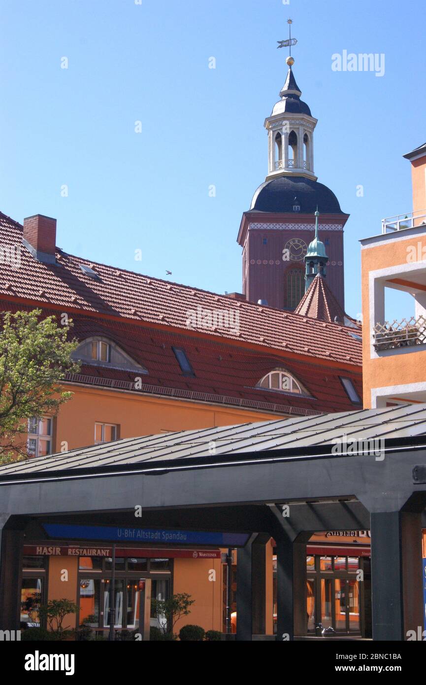 Die am Reformationsplatz 1 in der Spandauer Altstadt gelegene Kirche St. Nikolai, im Vordergrund der Eingang des U-Bahnhofs Altstadt Spandau Stockfoto