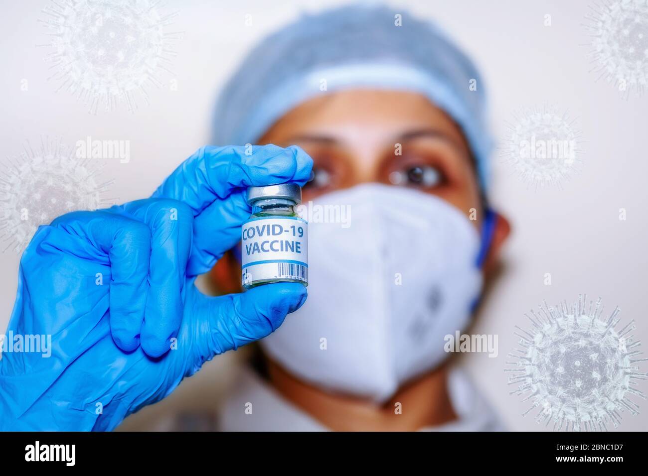 Coronavirus-Konzept Bild der indischen Krankenschwester mit einer Impfflasche zur Behandlung von Covid-19-Patienten Stockfoto