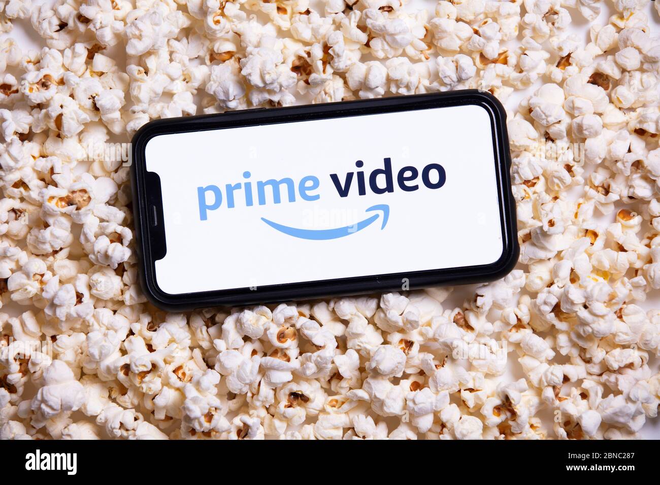 LONDON, Großbritannien - MAI 14 2020: Amazon Prime Video-Logo auf einem Smartphone mit Popcorn Stockfoto