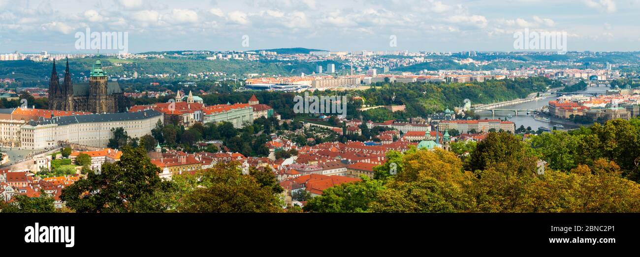 Panoramablick auf die Karlsbrücke und Prag am Abend. Schöner berühmter Ort in Böhmen. Stockfoto