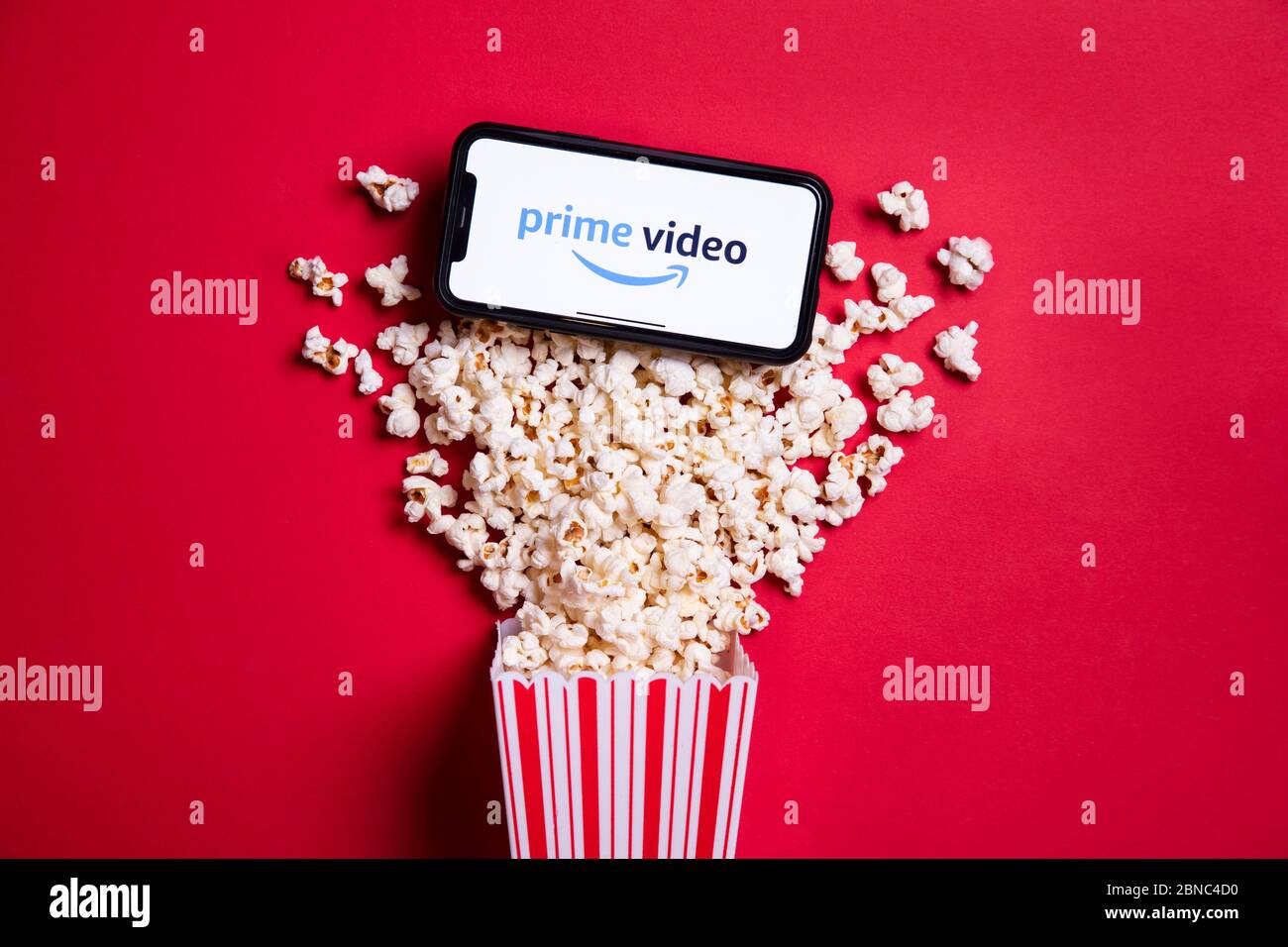 LONDON, Großbritannien - MAI 14 2020: Amazon Prime Video-Logo auf einem Smartphone mit Popcorn Stockfoto