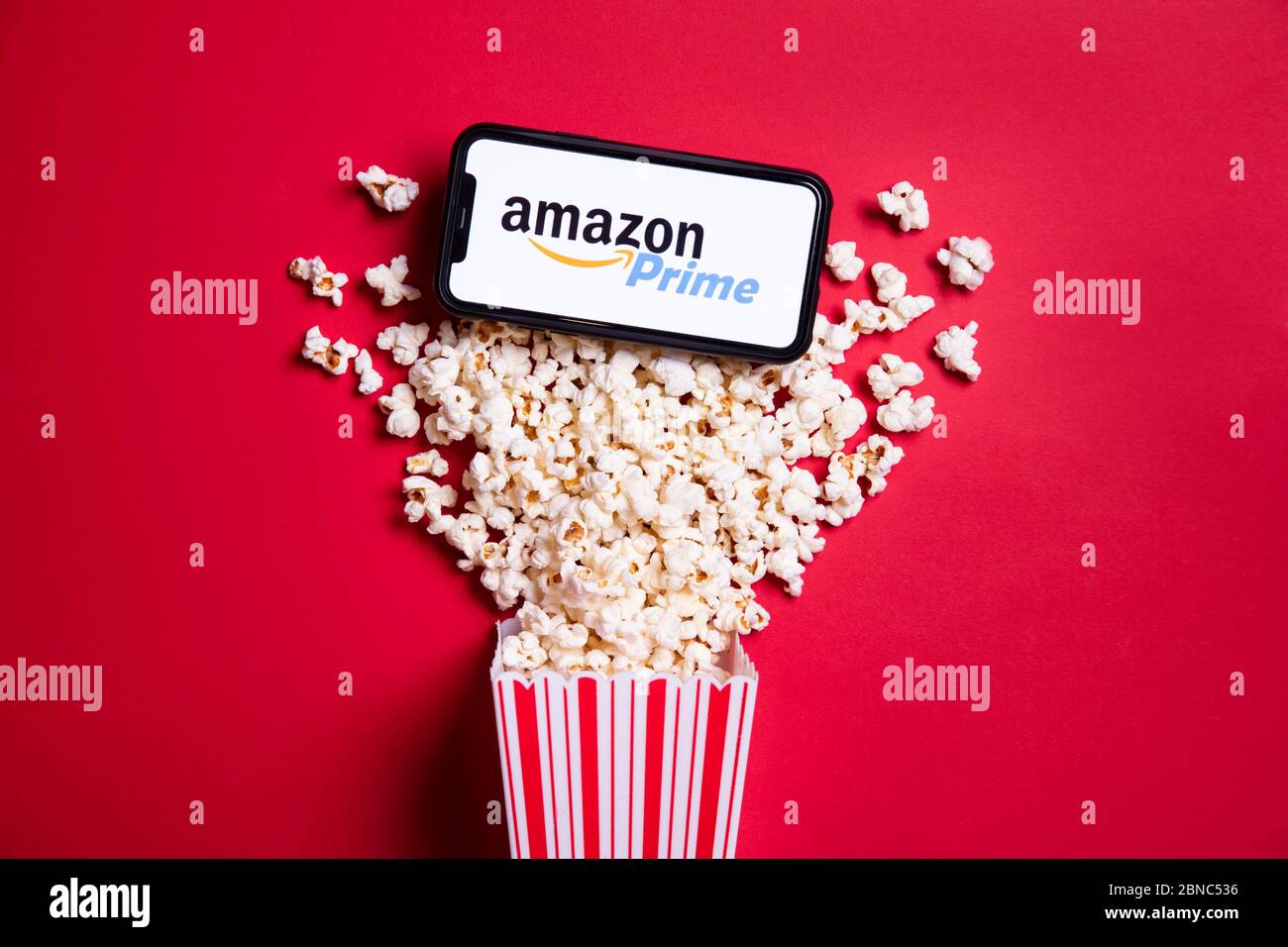 LONDON, Großbritannien - MAI 14 2020: Amazon Prime Logo auf einem Smartphone mit Popcorn Stockfoto