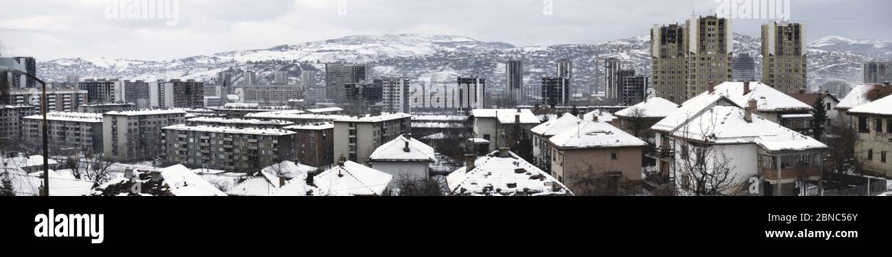 23. Februar 1994 während der Belagerung von Sarajevo: Blick von Hrasno nach Grbavica und darüber hinaus, von einer bosnisch-serbischen Scharfschützenposition in Vraca, südlich der Sniper Alley. Stockfoto