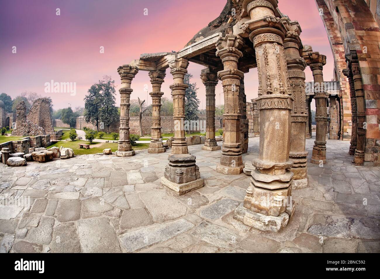 Spalte zerstörten Tempels von Qutub Minar Complex in Neu Delhi, Indien an der Purple sunset Stockfoto