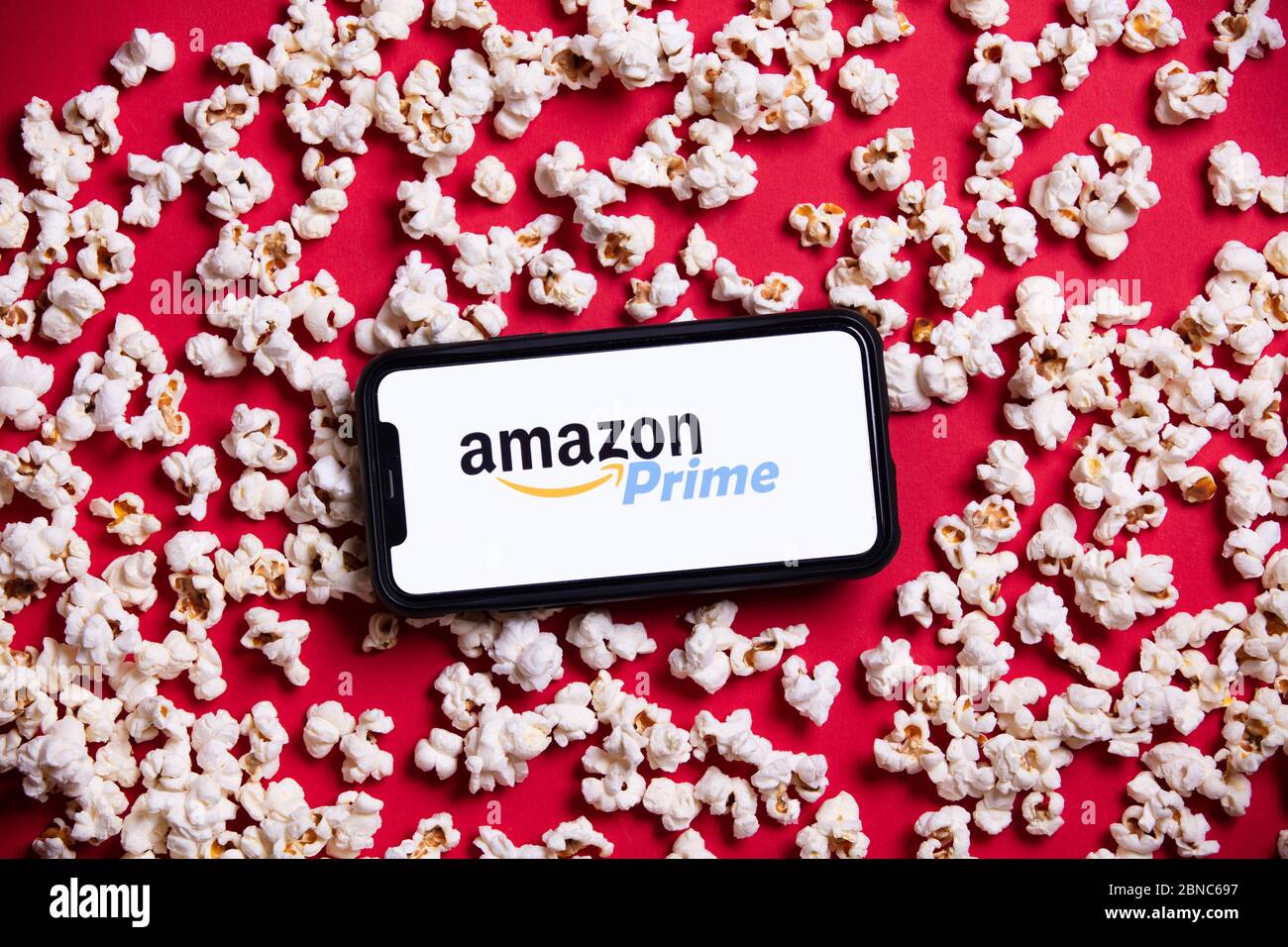 LONDON, Großbritannien - MAI 14 2020: Amazon Prime Logo auf einem Smartphone mit Popcorn Stockfoto