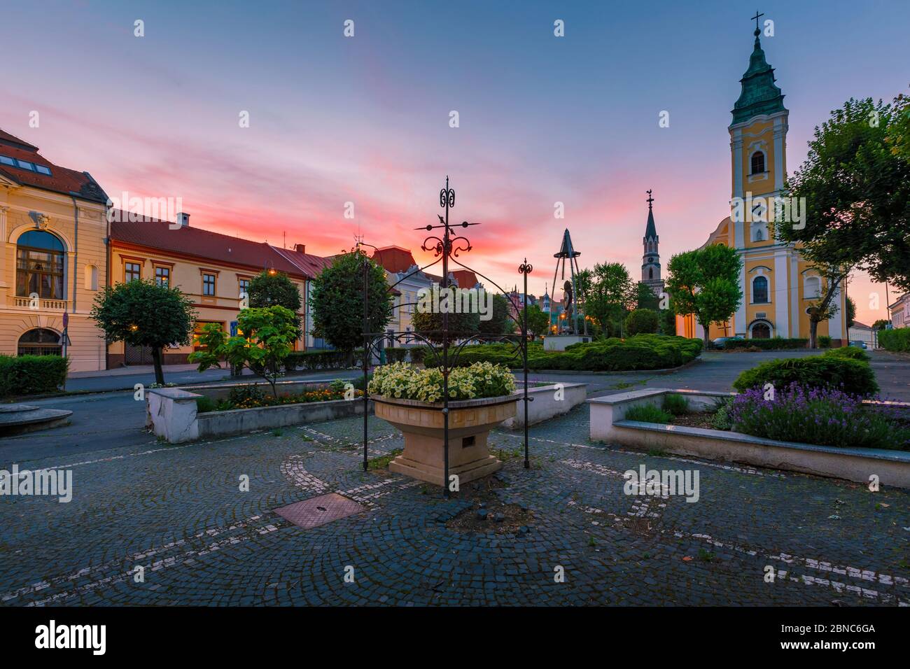 Katholische Kirche auf dem Hauptplatz der Altstadt in Lucenec, Slowakei. Stockfoto