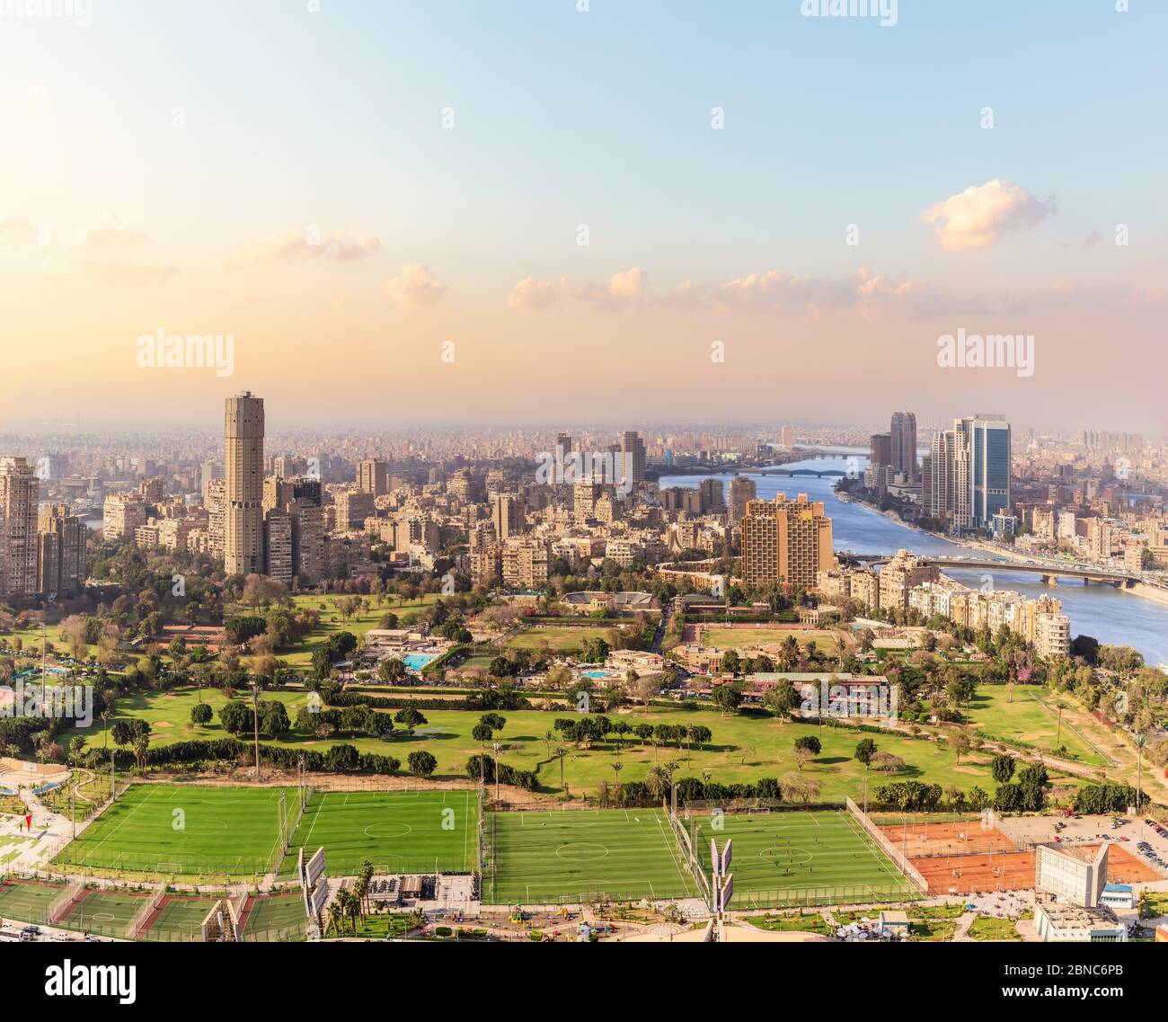 Kairo Innenstadt, Gezira Insel, die Fußballfelder, der Nil und das Gebäude Blick, Ägypten Stockfoto