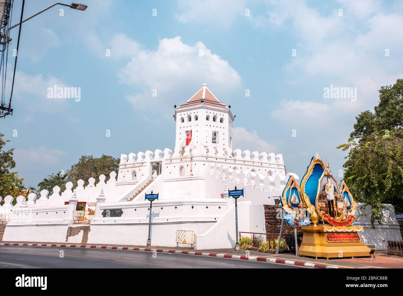 Phra Sumen Fort ist historische weiße Burg in Bangkok Innenstadt Stockfoto