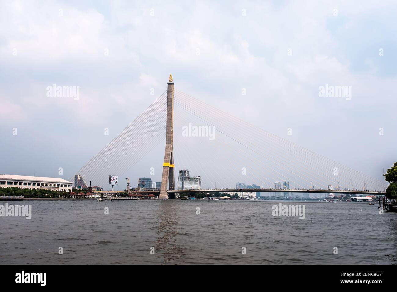 Bangkok / Thailand - 28. Januar 2020: Name dieser Brücke ' King Rama VIII Brücke ' die Brücke ist Stadt Symbol von Bangkok Stockfoto