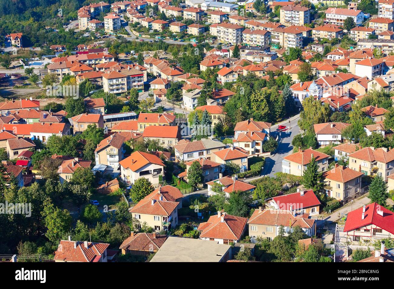 Belogradchik, Bulgarien Luftbild Stadt mit alten Häusern, roten Dächern Stockfoto