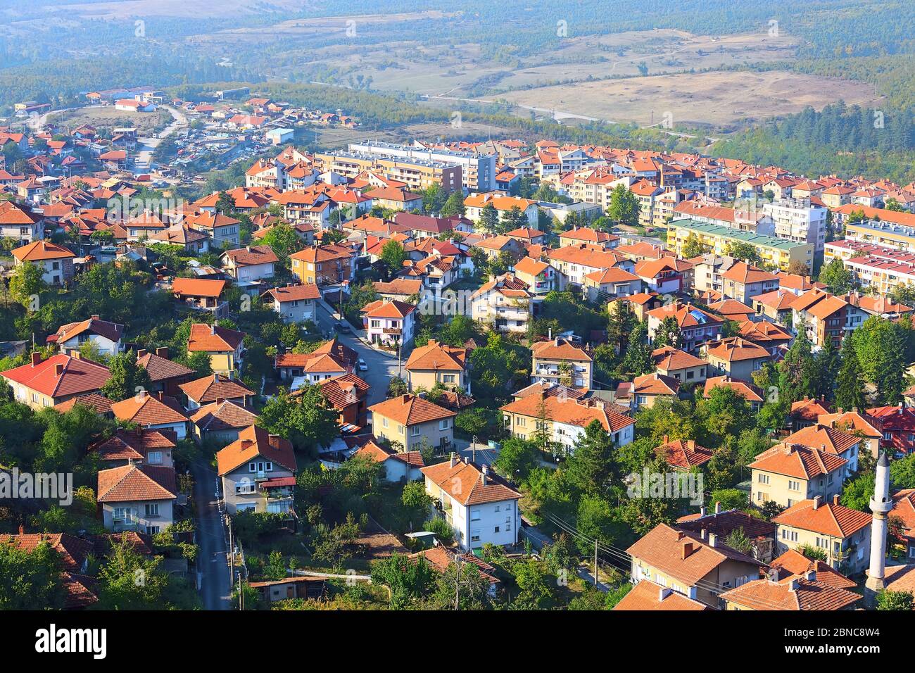 Belogradchik, Bulgarien Luftbild Stadt mit alten Häusern, roten Dächern Stockfoto