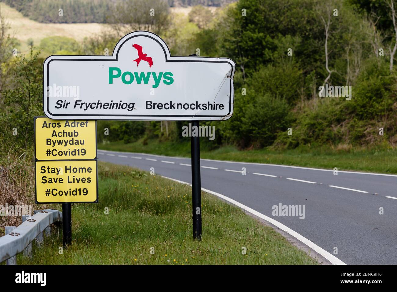 BRECON, Wales - 13. MAI 2020: Schilder entlang der A470 Straße nach Brecon, die den Menschen sagen, während der Zusammenschluss19 Pandemiesperre in Wales zu Hause zu bleiben. Stockfoto