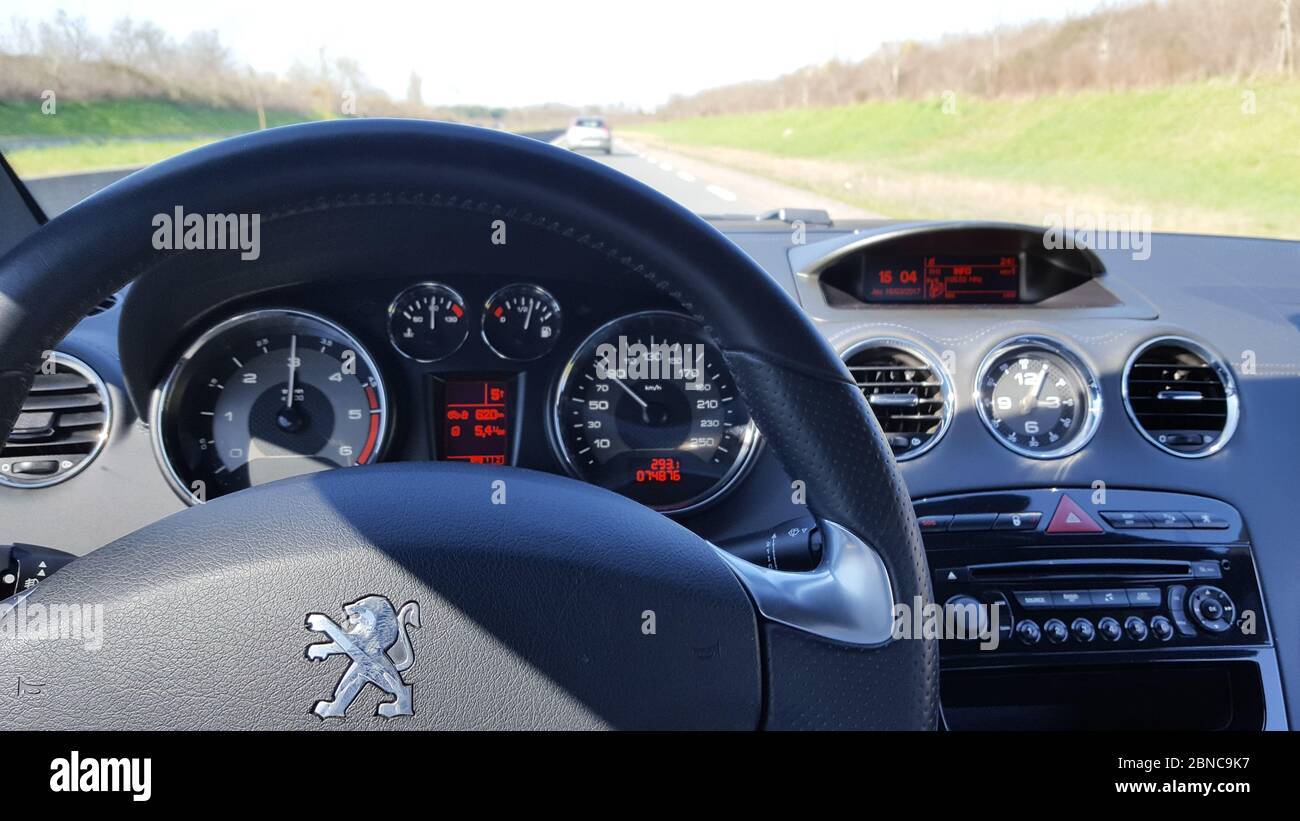 Peugeot Rcz Stockfotos Und Bilder Kaufen Alamy