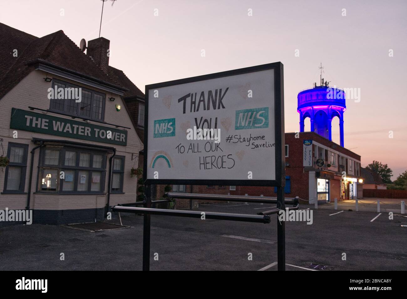 Zu Ehren NHS und Pflegekräfte Wasseraufbereitungsfirma APS in Verbindung mit Thames Water (Eigentümer) und Stanley Electronics beleuchtet Turm. Aufgenommen aus dem Stockfoto