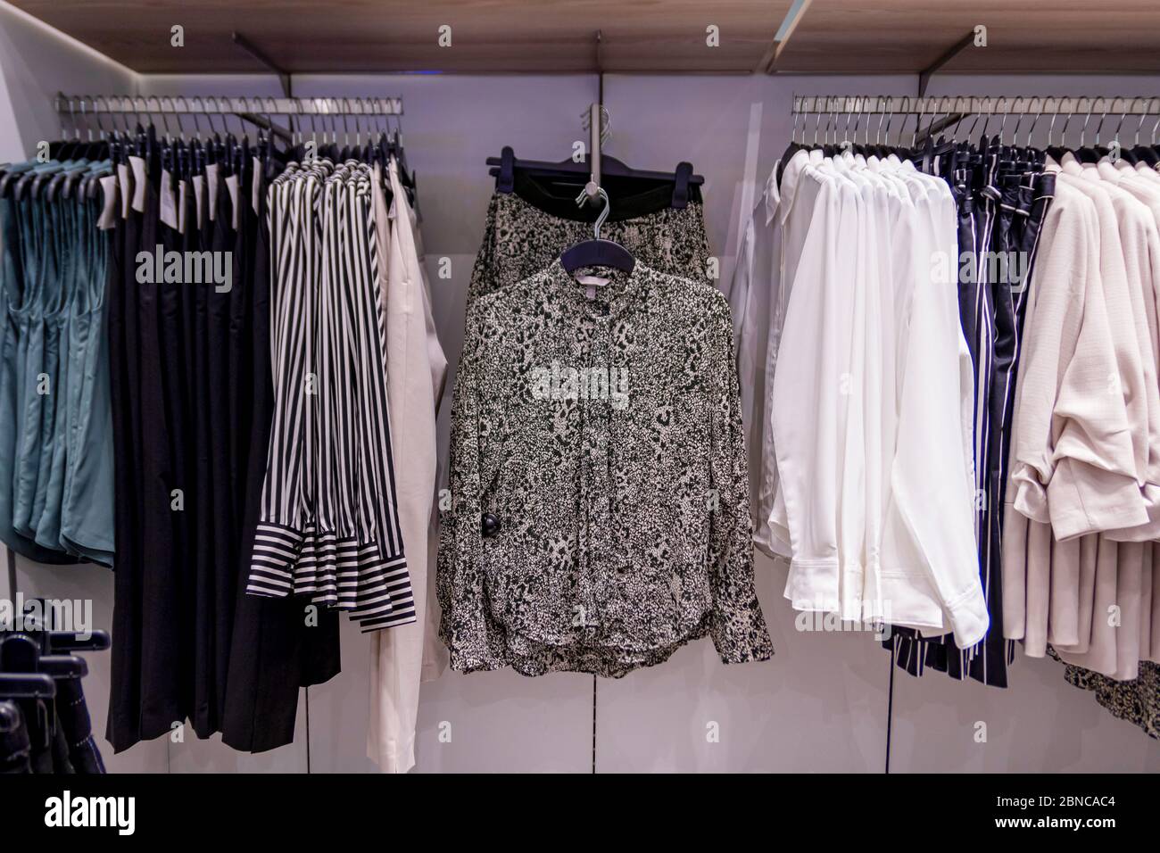 Viele schöne Dame Mode Kleid auf Schaufensterpuppe Marke H & M mit Kunden in Iconsiam Shop. Bangkok, Thailand - Dezember 12,2019 Stockfoto