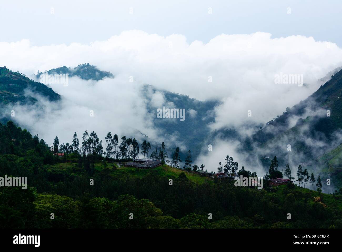 Neblige Berg im Frühling Morgen vor der Stadt Medellin Kolumbien ein Stockfoto