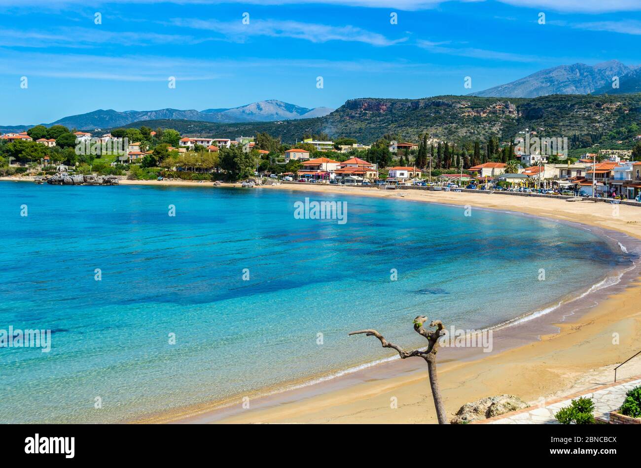 Stoupa ist ein Küstenort von Mani, an zwei Buchten mit Sandstränden gelegen. Stockfoto