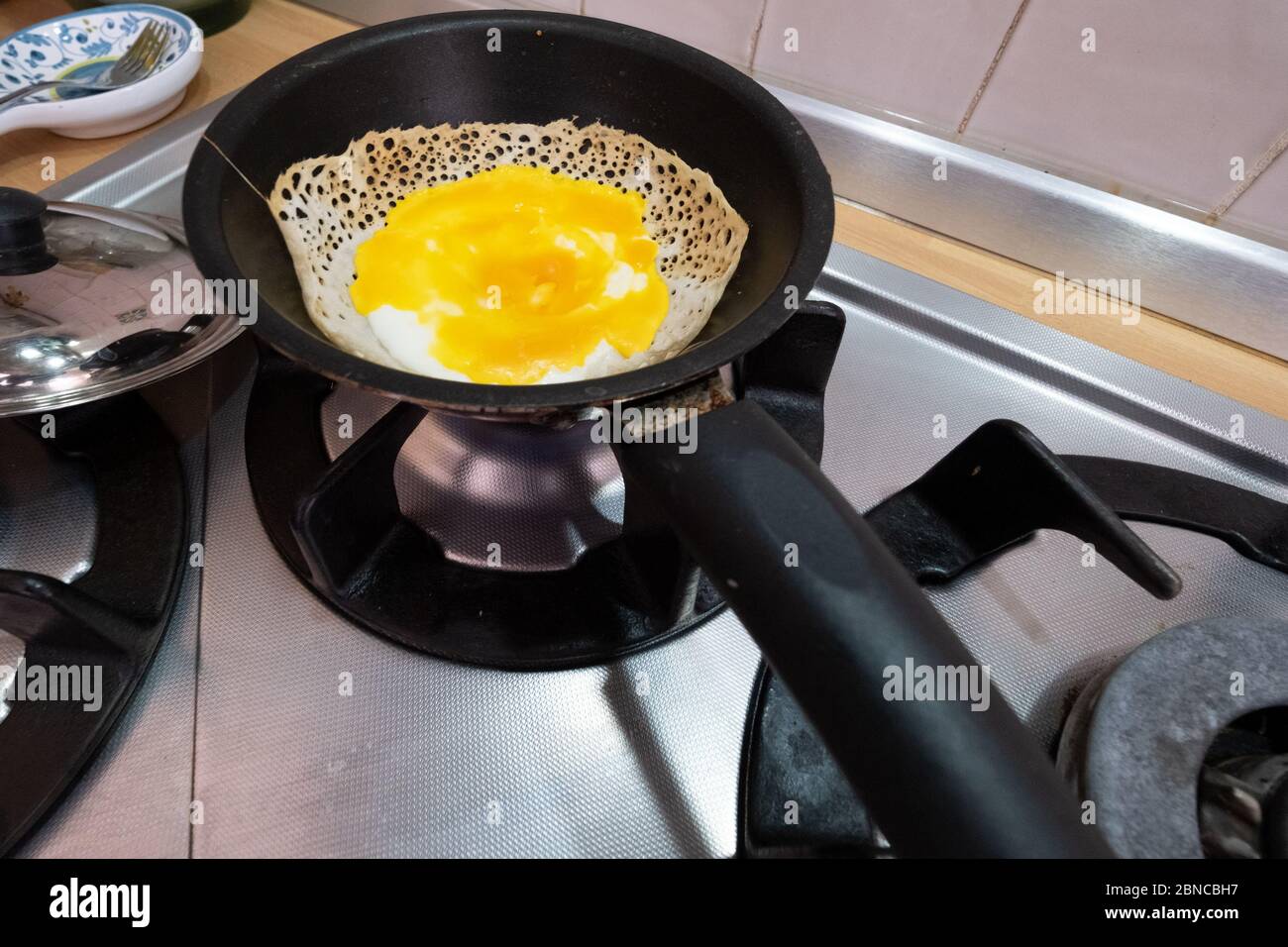 Frühstück mit hausgemachten sri lanka Eiertrichter, Bittara aappa Stockfoto