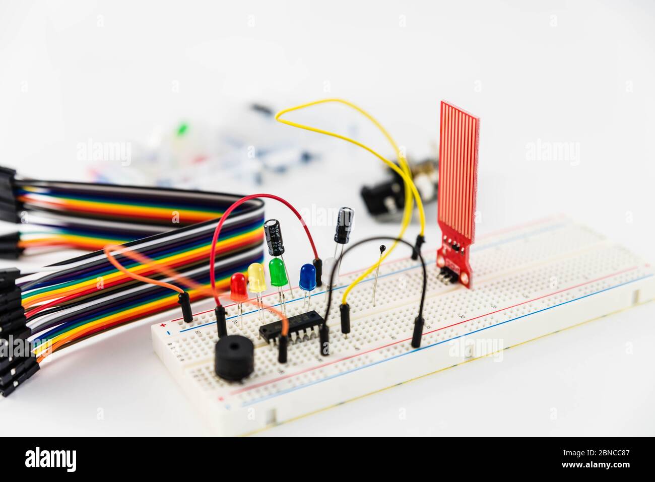 Mikrocontroller, Chips, Widerstände und Leuchtdioden auf weißem Desktop des Hardware-Ingenieurs. Arbeitsplatz des Technikers Stockfoto