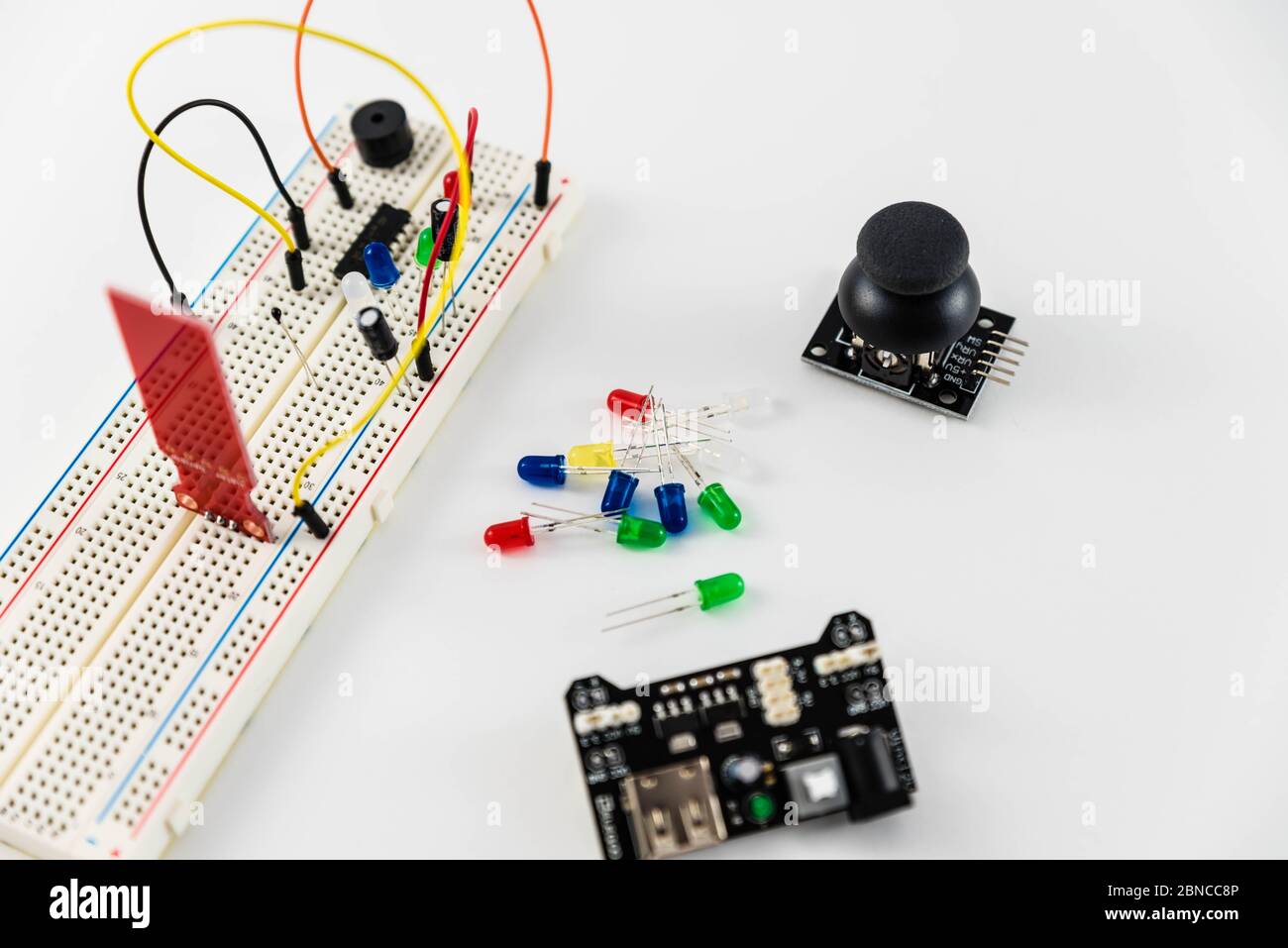 Mikrocontroller, Chips, Widerstände und Leuchtdioden auf weißem Desktop des Hardware-Ingenieurs. Arbeitsplatz des Technikers Stockfoto