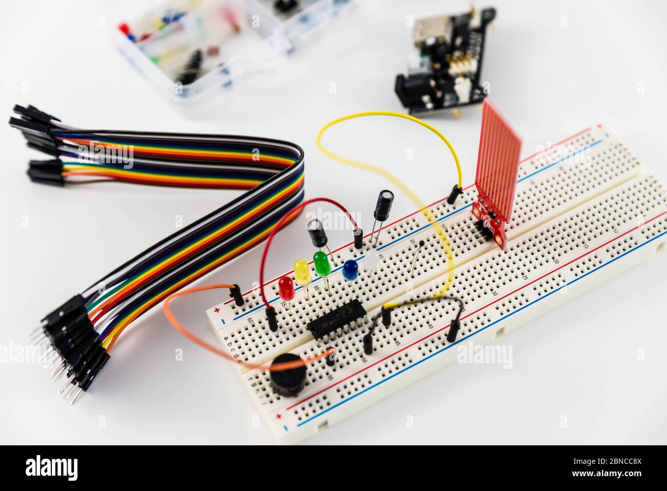 Mikrocontroller, Chips, Widerstände und Leuchtdioden auf weißem Desktop des Hardware-Ingenieurs. Arbeitsplatz des Technikers Stockfoto