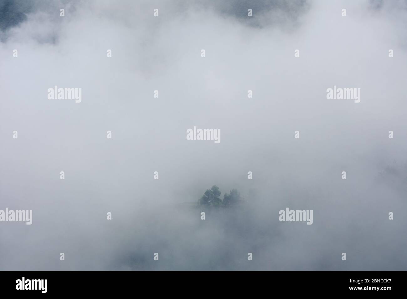 Neblige Berg im Frühling Morgen vor der Stadt Medellin Kolumbien vier Stockfoto