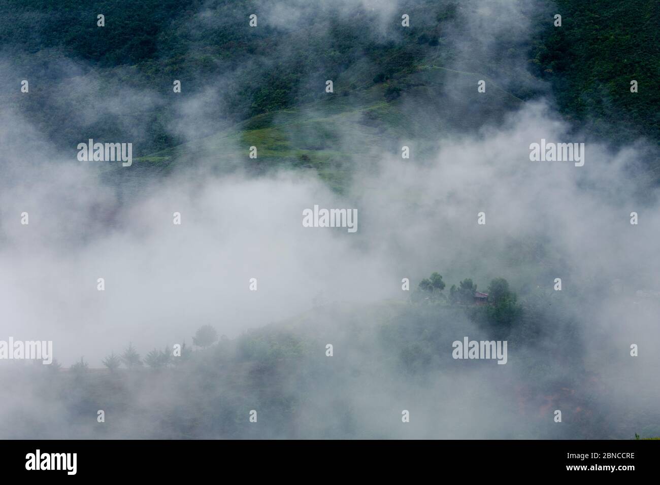 Neblige Berg im Frühling Morgen vor der Stadt Medellin Kolumbien zwei Stockfoto