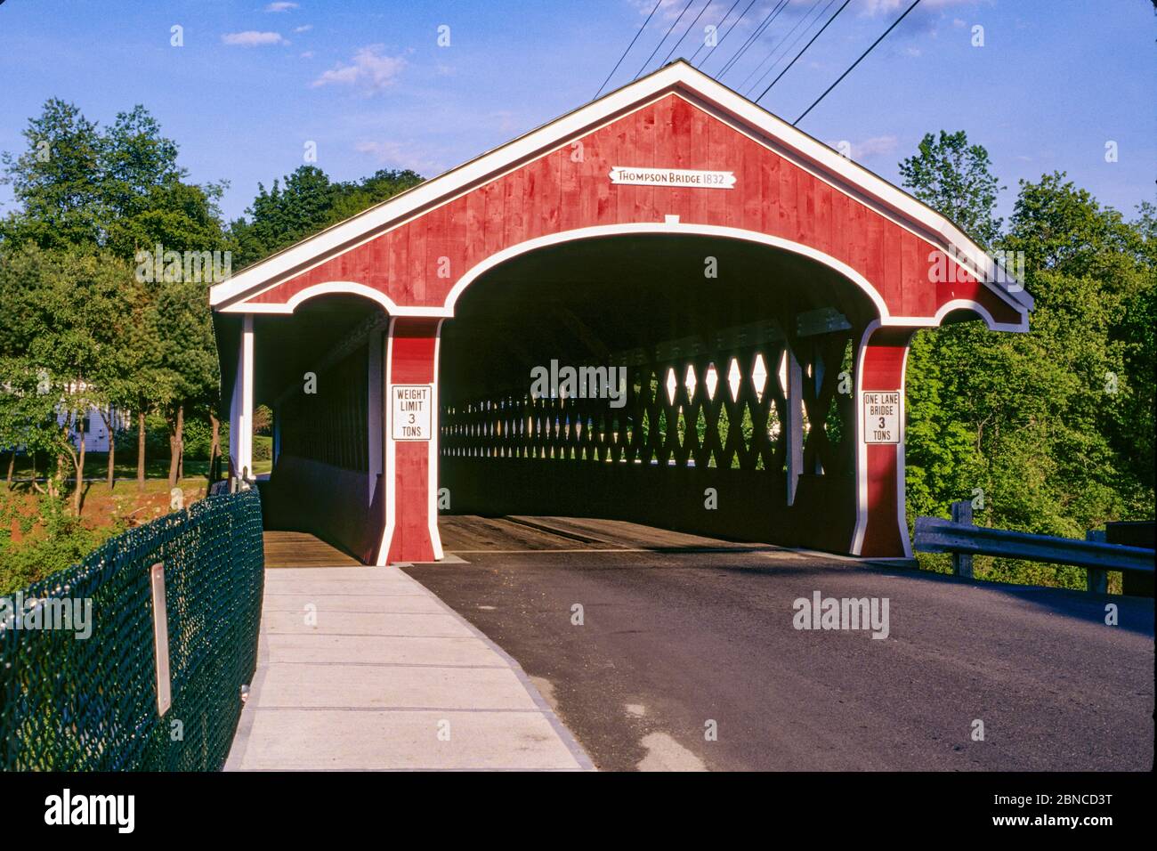 Die Thompson Covered Bridge ist eine historische hölzerne überdachte Brücke, die die Hauptstraße über den Ashuelot River in West Swanzey, New Hampshire, führt. Stockfoto