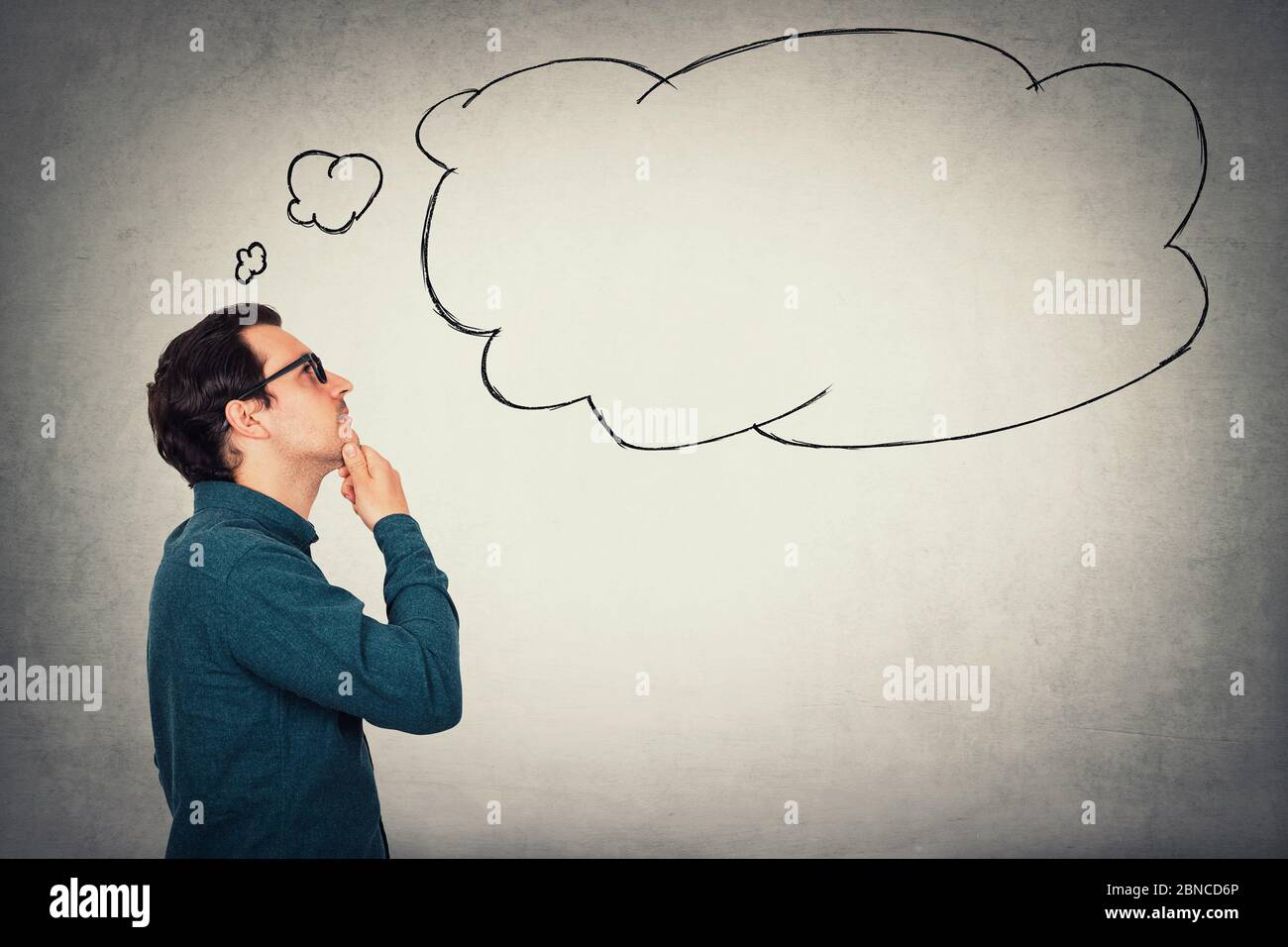 Seitenansicht Geschäftsmann hält die Hand unter dem Kinn, nachdenkliche Geste. Business Person trägt Brille nachdenklich aufschauend, der Lösung als Gedanken Bub denken Stockfoto