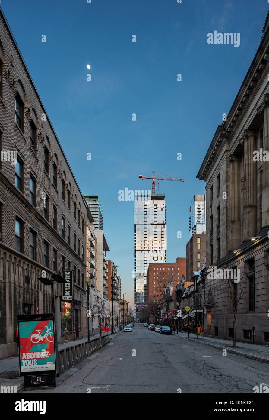 Wolkenkratzer im Bau, während Montreal unter Eingrenzungen ist Stockfoto