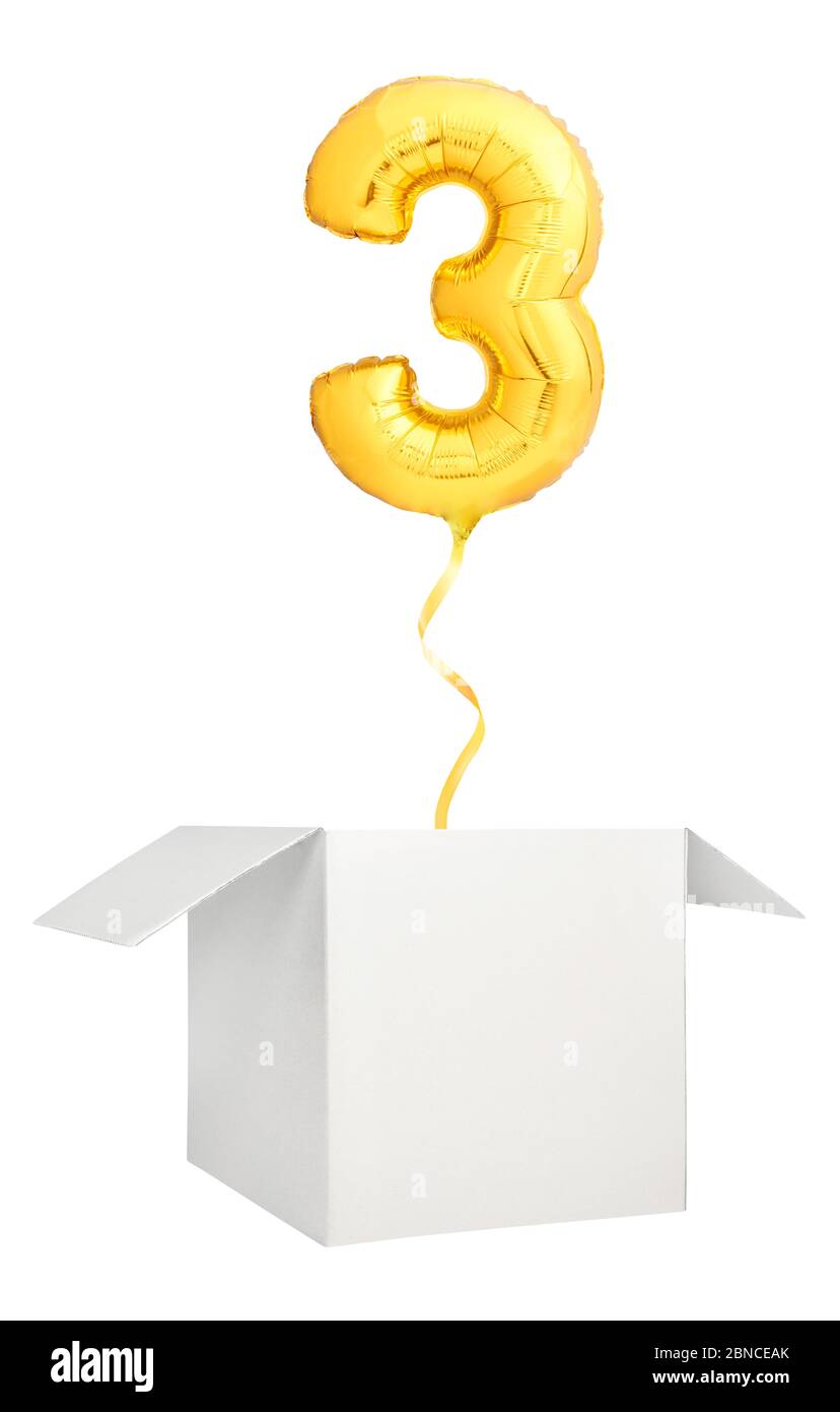 Goldene Zahl drei ballon Fliegen aus leeren weißen Kasten auf weißem Hintergrund Stockfoto