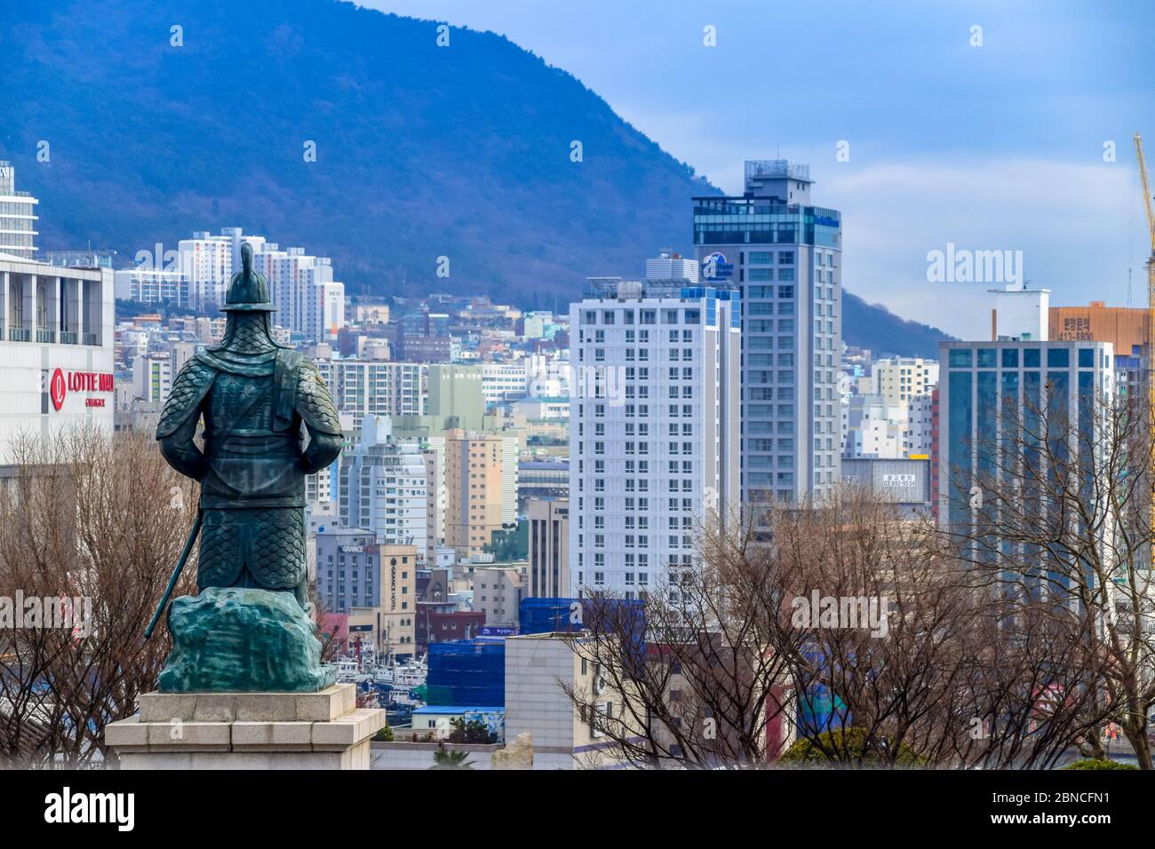 Busan,Südkorea 1/18/2020 Busan Yongdusan Park Statue von Yi Sun-Sin Stockfoto