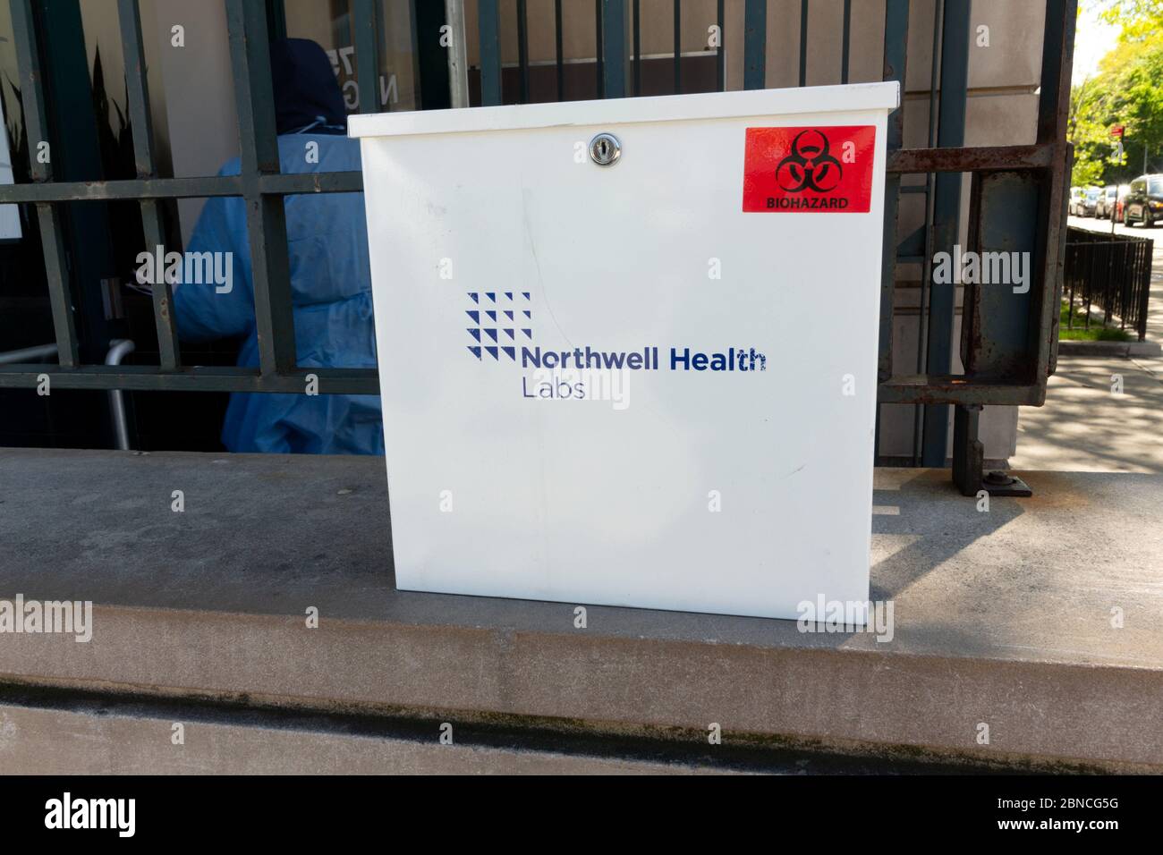biohazard-Container vor dem Testgelände der covid-19 Community in Inwood für Coronavirus-Testproben, die von Northwell Health Labs verarbeitet werden Stockfoto