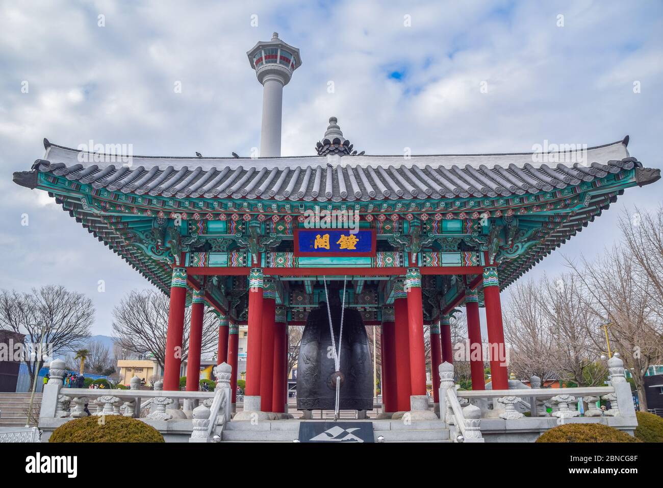 Busan,Südkorea 1/18/2020 Busan Yongdusan Park EIN Pavillon im Park Stockfoto