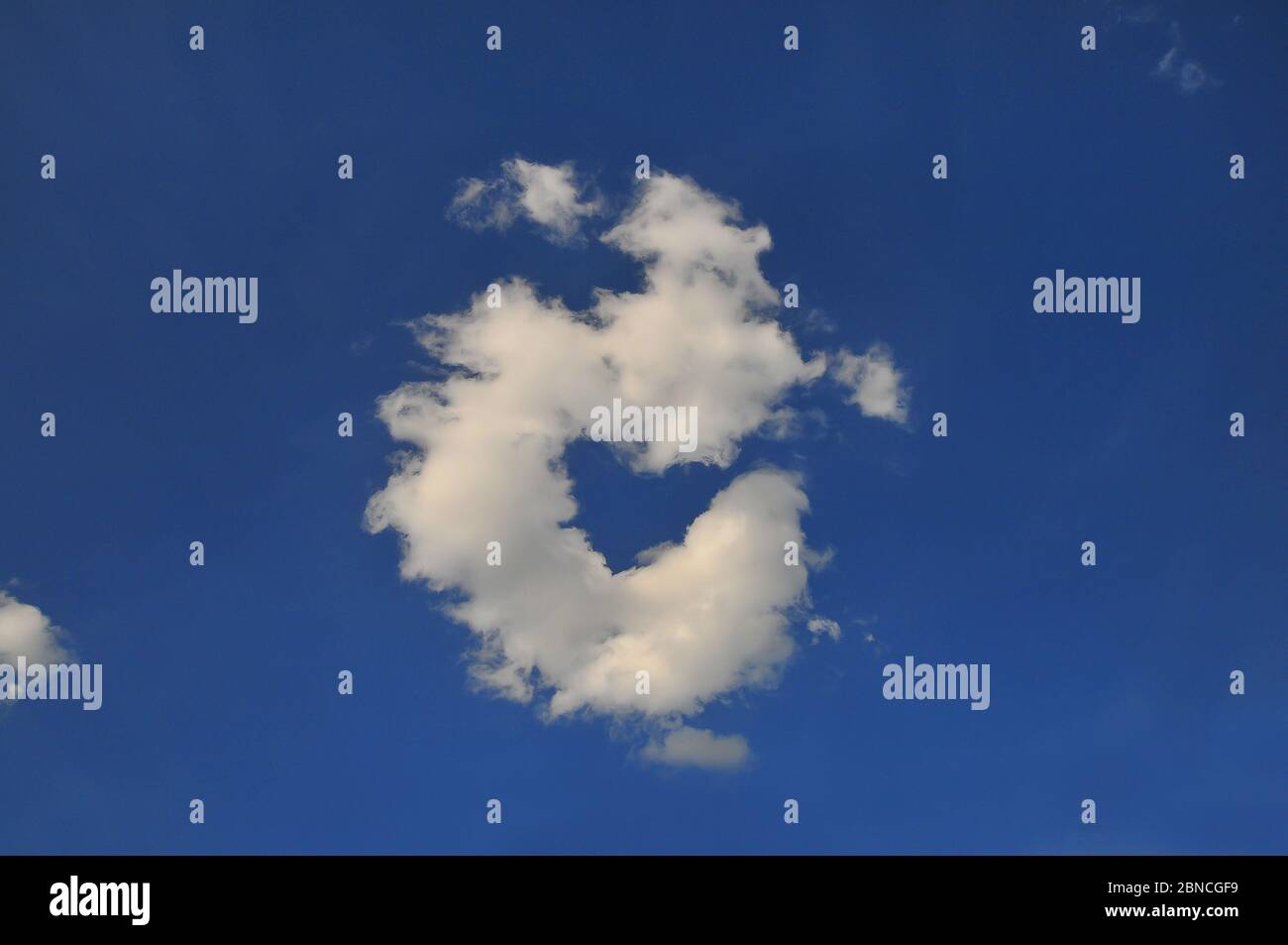 Herzförmige Wolke auf einem blauen Himmel Stockfoto