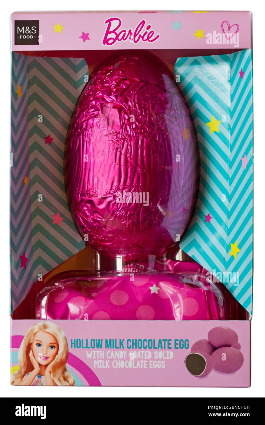 M&S Barbie hohle Milchschokolade Osterei mit Süßigkeiten beschichtete feste  Vollmilch-Schokolade Eier auf weißem Hintergrund isoliert - Milchschokolade  hohl Ei Stockfotografie - Alamy