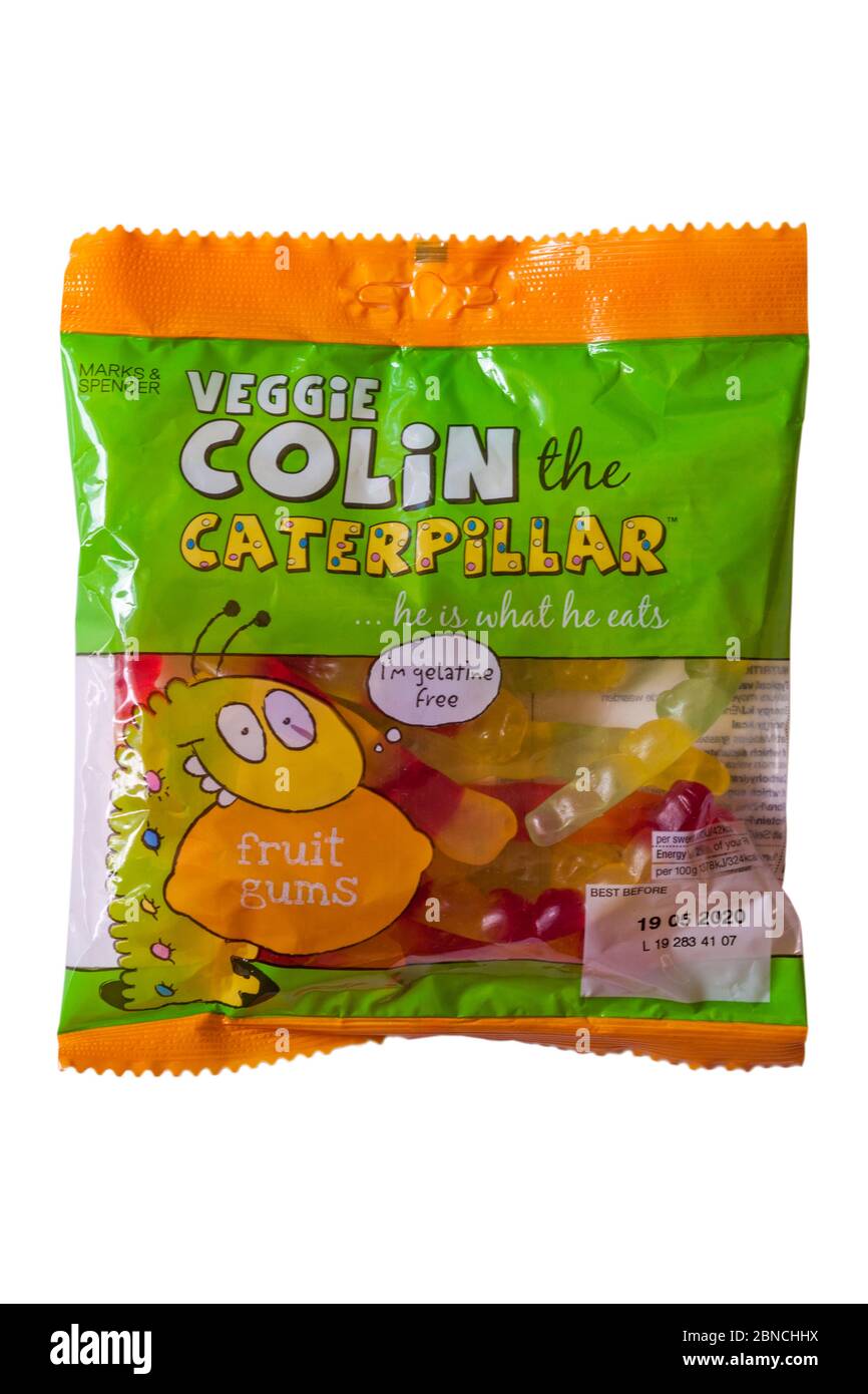 Packung M&S Veggie Colin die Caterpillar Süßigkeiten Gelatine freie Fruchtgummis auf weißem Hintergrund isoliert - er ist, was er isst Stockfoto