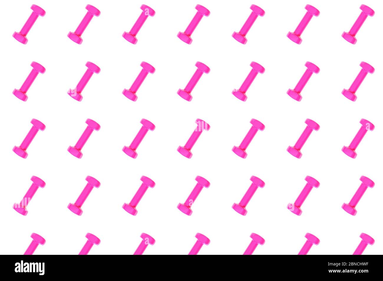 Rosa Hantelmuster auf weißem Hintergrund, isoliert. Kreatives Layout für Sport-Fitnessgeräte, Konzept. Minimalistisches Design, flaches Design, Draufsicht. Kopierbereich. Stockfoto