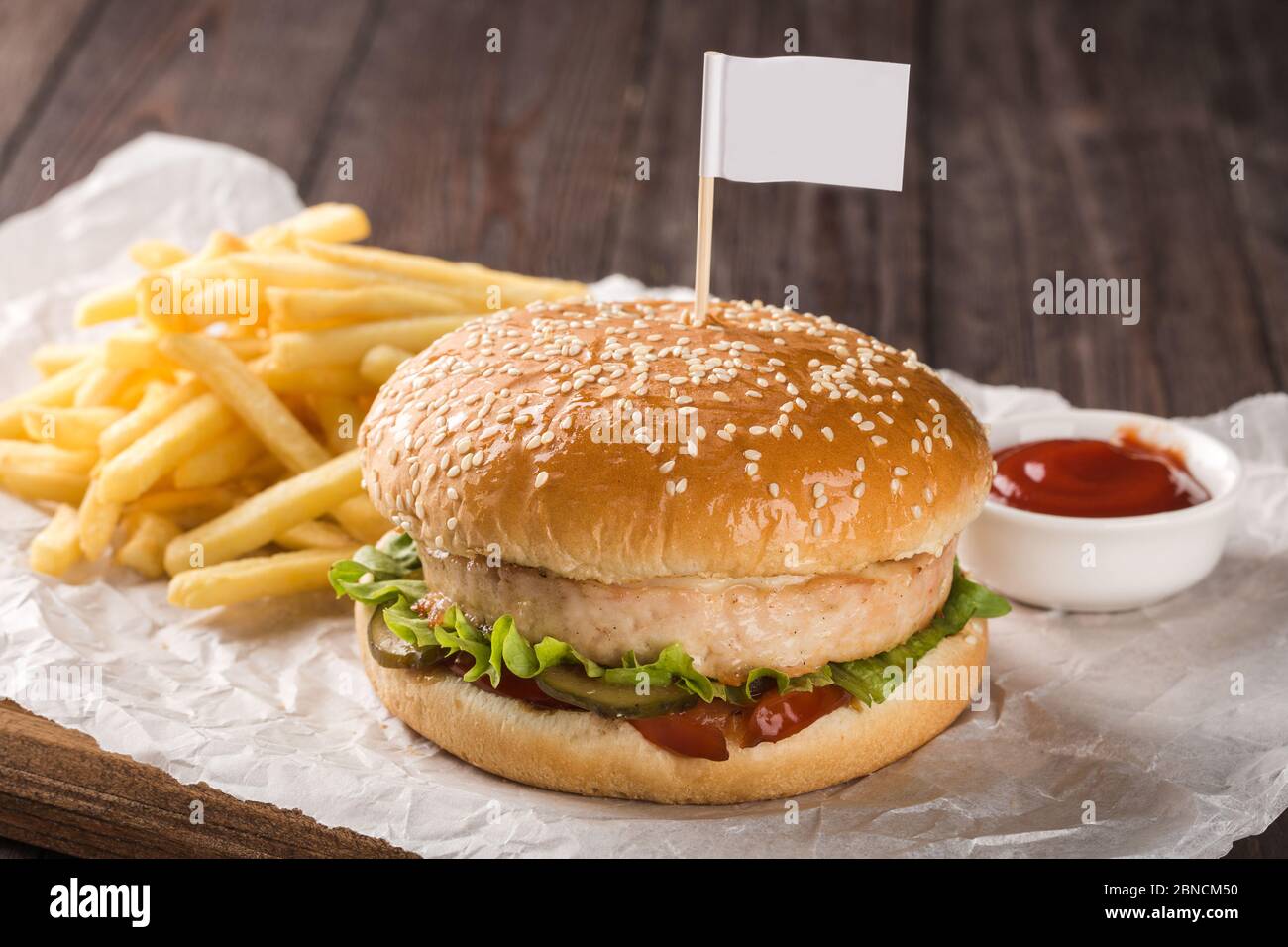 Hühnerburger auf einem Holzbrett. Stockfoto