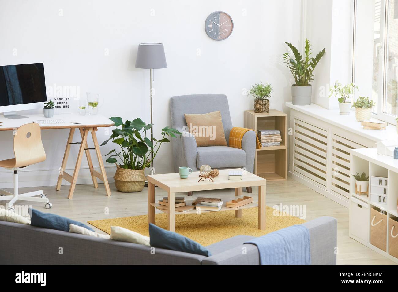 Bild von Wohnzimmer mit modernen Möbeln und Tisch mit Computer zu Hause Stockfoto