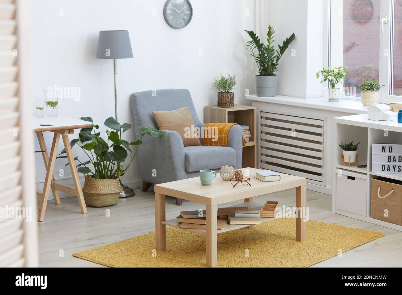 Bild von modernen Wohnzimmer mit Sessel und Tisch im Haus Stockfoto